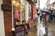 Stonegate in York. 1900 jaar geleden al in gebruik als Via Praetoria